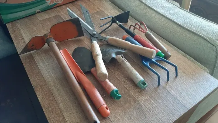 CONJ. DE FERRAMENTAS PARA JARDINAGEM USADAS-- TESOURA DE CERCA VIVA,ENXADINHA,PAZINHA.....