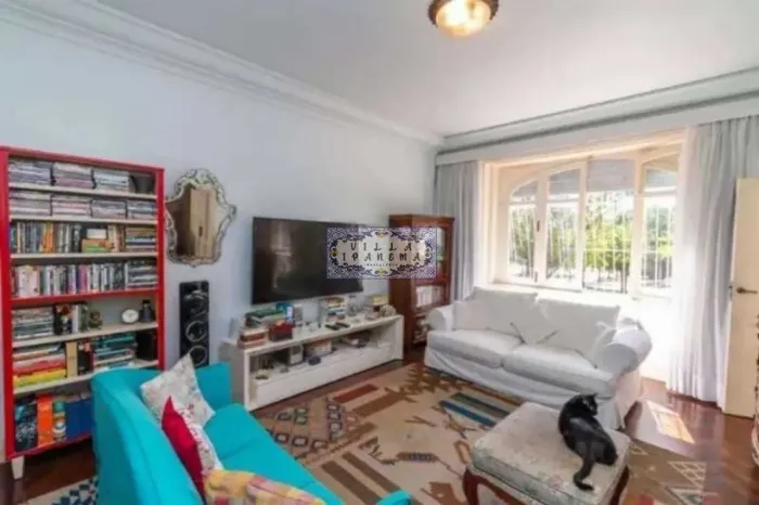 APARTAMENTO SOFISTICADO À VENDA NO FLAMENGO, EM PRÉDIO ANTIGO DE ARQUITETURA IMPONENTE E R