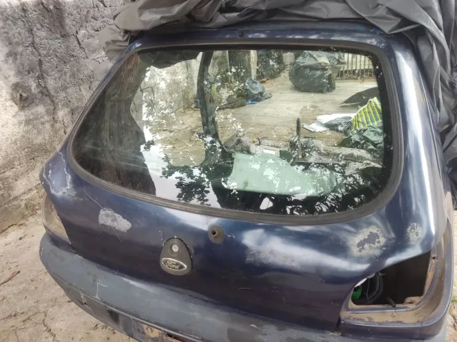 Tampa porta malas Ford fiesta 2001