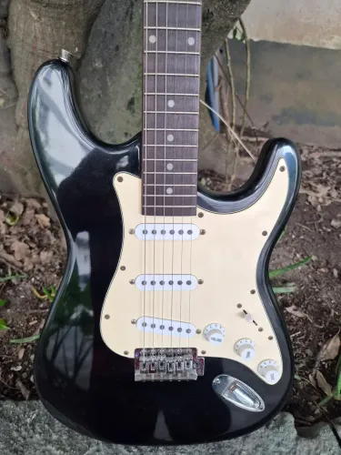 GUITARRA FINCH ÓTIMA! Preço baixo,elétrica boa,com capa,bonita.R$860,00 no metrô.