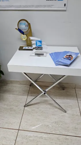 Mesa em laca brilhante e pés de alumínio 200,00