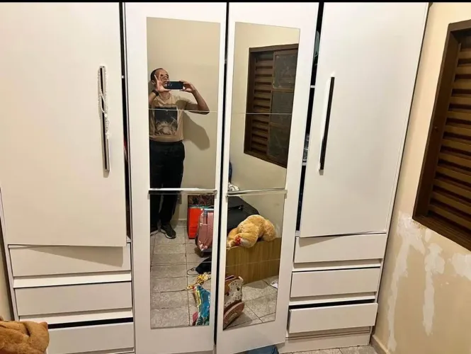 Guarda roupa de espelho muito top