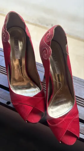 Salto Fino Laura Porto Vermelho TAM38 - (USADO)