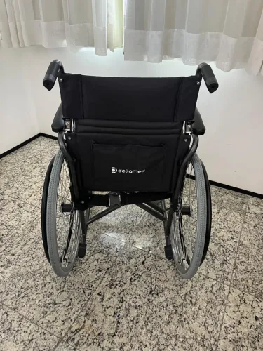 Cadeira de rodas e cadeira de banho