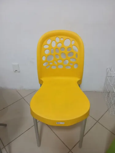 Cadeira de plástico amarela