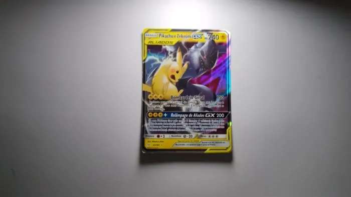 Carta Pokémon Pikachu e Zekrom GX 33/181 (Aliados) - Original