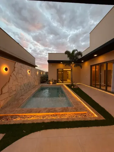 Casa luxuosa à venda em Rio Verde com 4 suítes, piscina, churrasqueira, armários e boa loc