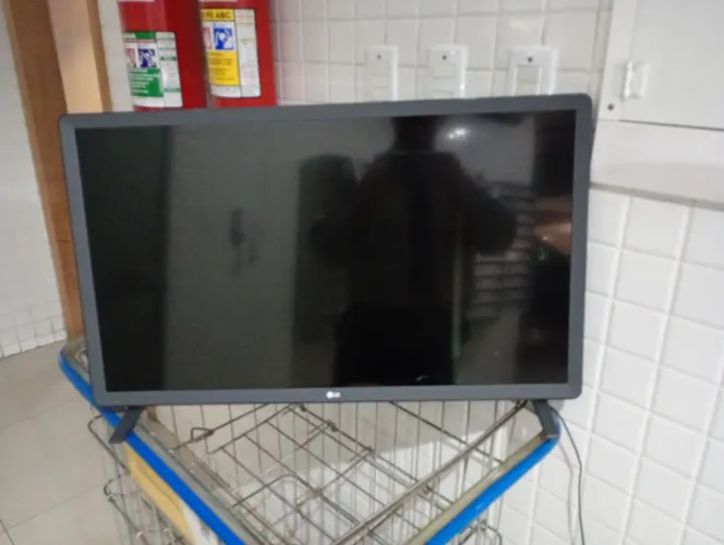 TV LG usada com pequena avaria