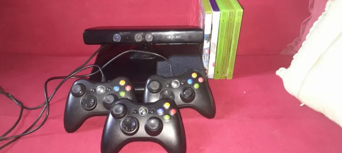 Vendo Xbox 360 (erro 0022) c/ kinect e 5 jogos