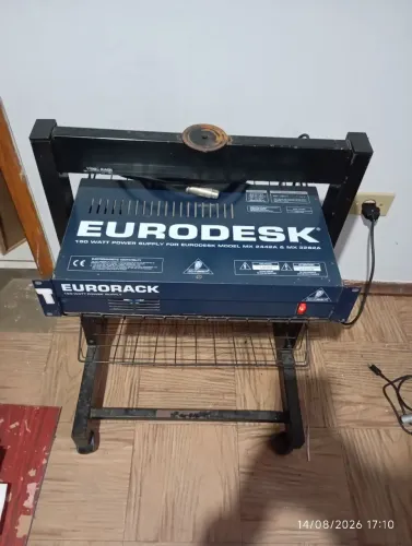 Fonte de alimentação externa Behringer Eurodesk MX2442A e MX3282A.