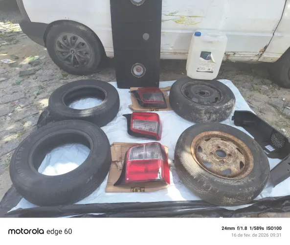 Dois pneus aro 13 mais acessórios para Fiat uno