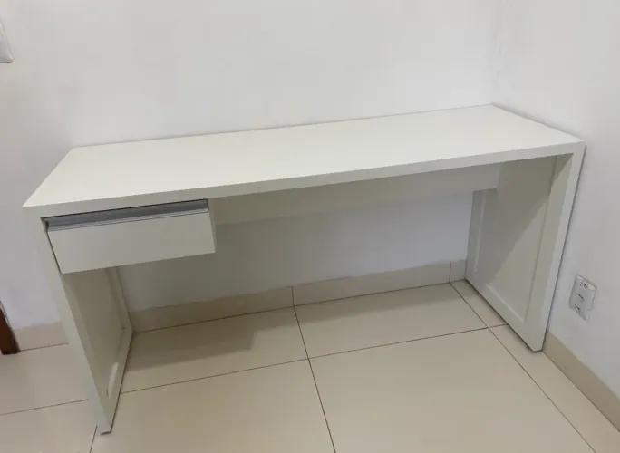 Mesa de mdf na cor branca com gaveta 1,50x60