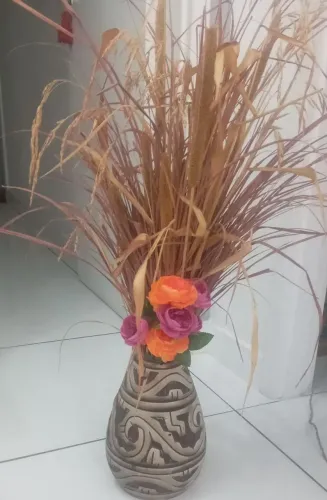 Vaso de cerâmica estilo barroco.