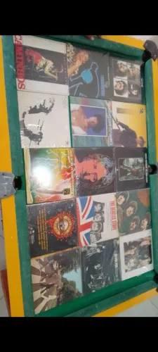Disco de vinil em perfeito estado de conservação. 