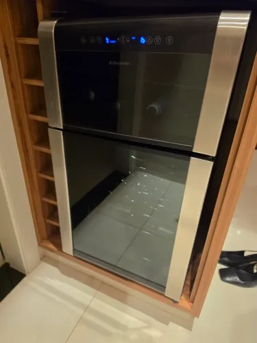 Adega Refrigerada eletrolux compressor 29 garrafas dual zone
