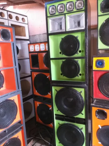 Caixa dupla falantes 18" 600 w cada