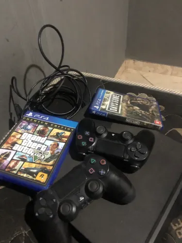 PS4 com 2 controles