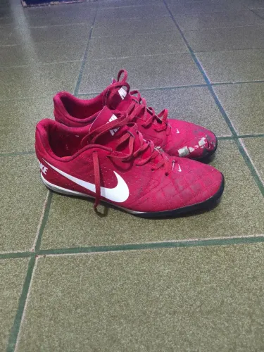 Chuteira futsal Nike beco 2 usada , tamanho: 41 ,vermelha , pra dar fim . 60,00$ reais