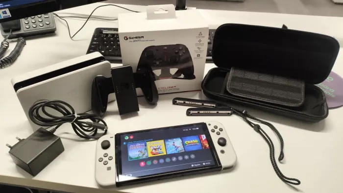 Nintendo Switch OLED 64gb + Gamesir Cyclone 2 com base de carregamento