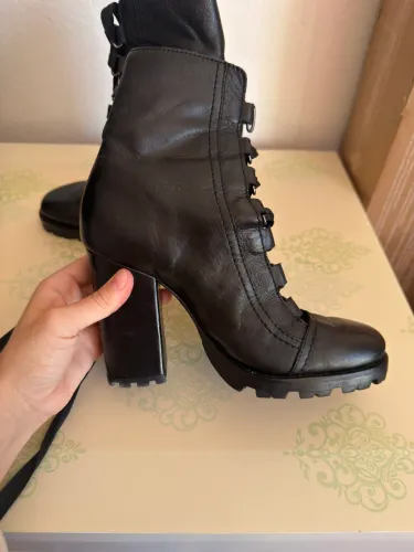Bota Schutz Nova