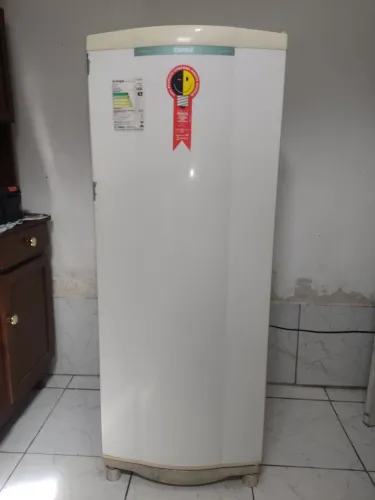 Vendo geladeira Consul 261 litros.