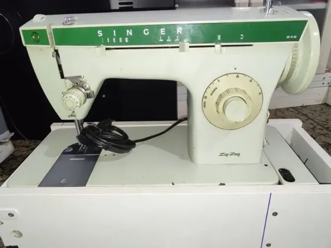 Máquina de Costura Zig-Zag Singer Modelo 242 - Clássica, Robusta e Funcional - Anos 1970