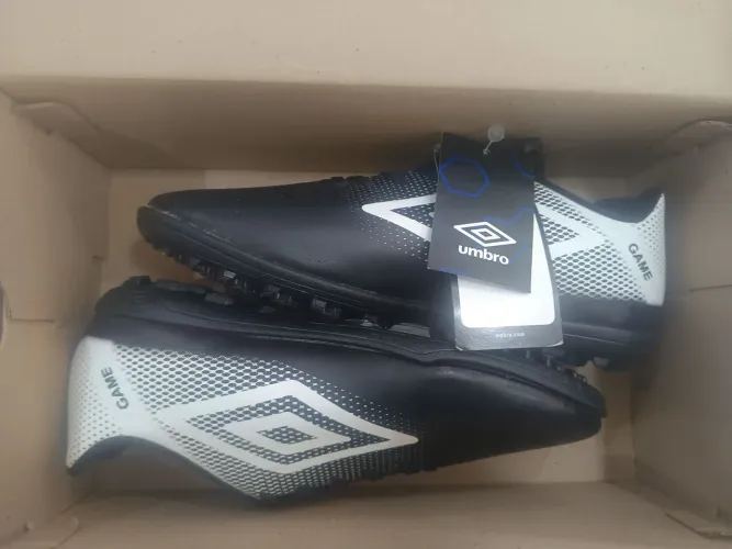 Chuteira Society Game Umbro Tamanho 40.