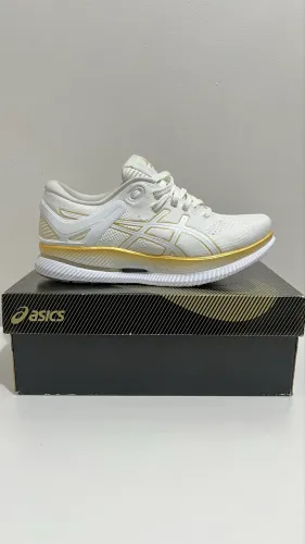 Tênis Asics MetaRide na cor branco e dourado