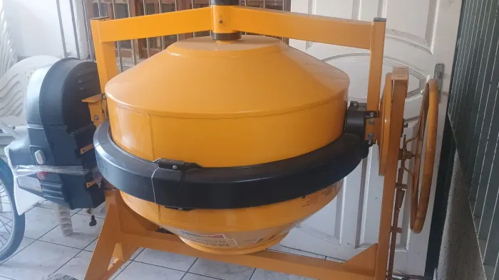 Vendo uma betoneira 400L 110 voltes