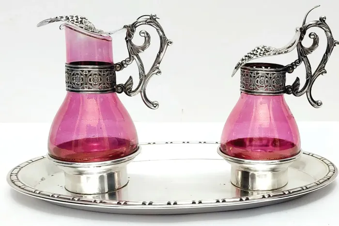 Galheteiro Vidro Cor Rosa Tampo Design Cachos Uvas e  Bandeja Com Suporte Eberle