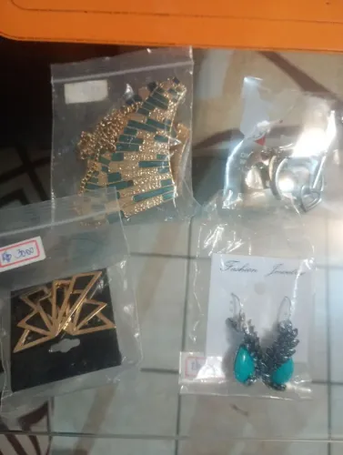 Vende pacotes de semi jóias, anéis,colares,brincos,relógios, óculos, pulseiras , etc