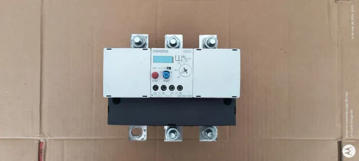 relé térmico industrial da marca Siemens, modelo Sirius 3RB1066-1LG0. 