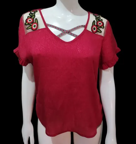 Blusa vermelha com bordados