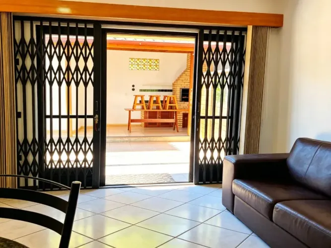 Alugo Apartamento a 5 minutos da praia de Jurerê, com 02 quartos, 01 vaga e área gourmet,