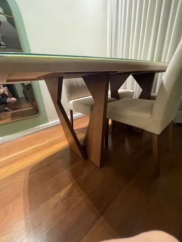 Mesa de jantar e cadeiras