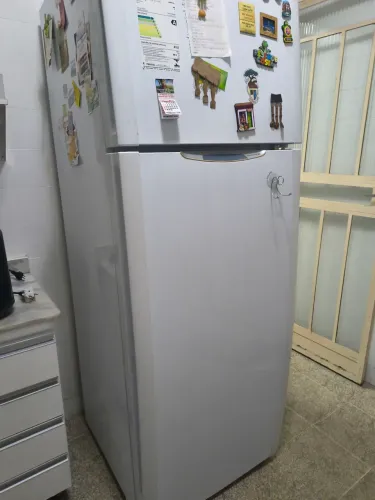Geladeira GE, 328,0 L, compartimento refrigerado e 118,0 L compartimento do congelador.