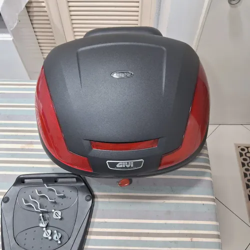 Baú Givi 47 litros já com encosto