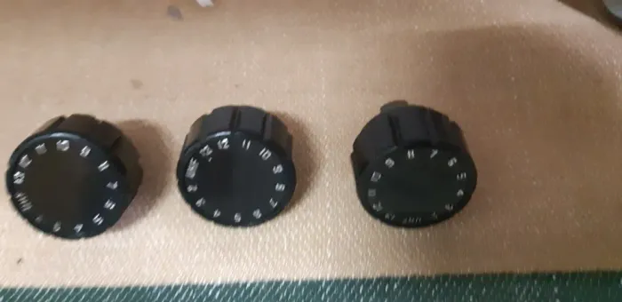 Botões para Rádios e outros aparelhos antigos (3 peças). 