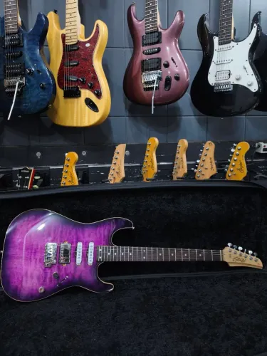 Guitarra Seizi Vintage Budokan Roxa