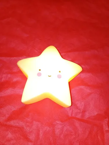 Vendo estrela que acende pra quarto de bebê só em mãos ?