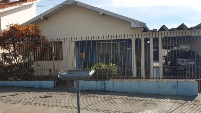 CASA VENDO OU TROCO POR AP (MGÁ)TRES QUARTOS, UMA SUÍTE, CENTRO DE LOANDA -PR