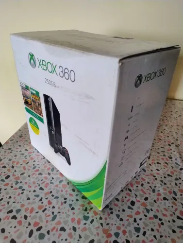 Xbox 360 Super Slim na Caixa Serial Batendo