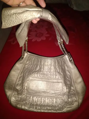 Vendo bolsa da Carolina herreira original pouco tempo de uso nenhum defeito ..............