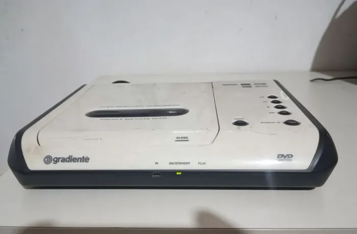 DVD player portátil da marca Gradiente