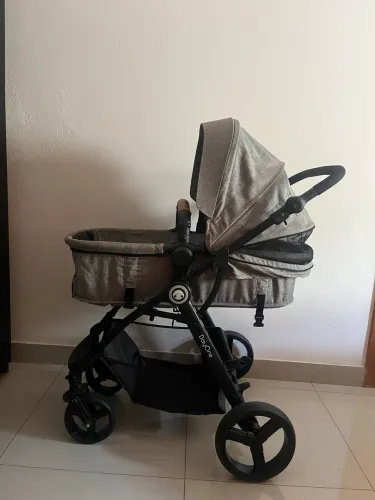 Carrinho de bebê com bebê conforto