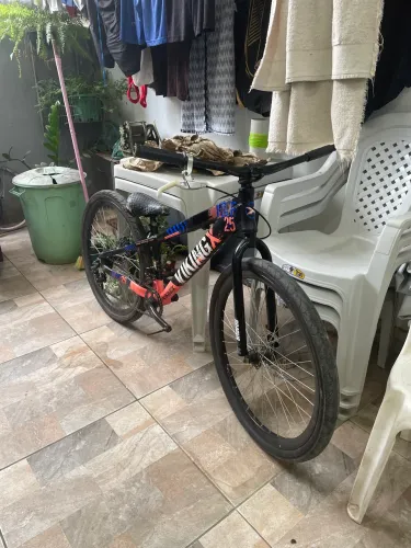 Vendo ou troco Viking-x tuff 25, preta com rosa, quadro com marcas de uso 