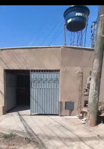 Alugo casa de 2 quartos, 1 suite, na Chacara do Governador em Goiania