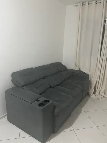 Sofá Confort Premium 2,30m Assento Retrátil/Reclinável porta copos e USB Suede Cinza