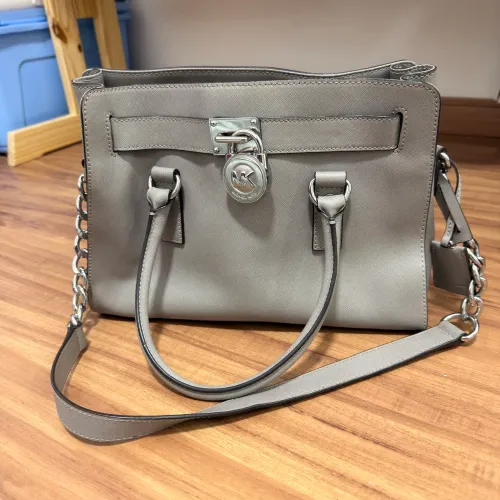 Bolsa Michael Kors modelo Hamilton em couro saffiano cinza original usada