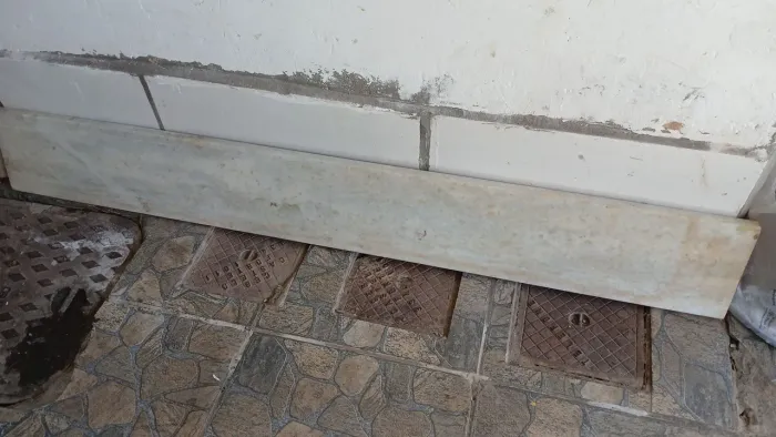 Bancada de Mármore Branco rajado cinza.